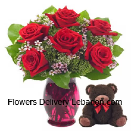 6 rote Rosen mit einigen Farnen in einer Glasvase zusammen mit einem niedlichen 14 Zoll großen Teddybären