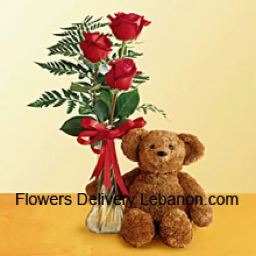 3 Rose Rosse con alcune Felci in un Vaso di Vetro insieme a un adorabile Orso di Peluche alto 12 pollici