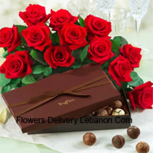 Ein wunderschöner Strauß aus 12 roten Rosen mit saisonalen Füllmaterialien begleitet von einer importierten Schachtel Schokoladen
