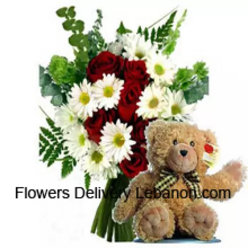 Strauß aus roten Rosen und weißen Gerberas zusammen mit einem niedlichen 12 Zoll großen braunen Teddybär
