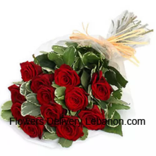 Un bel mazzo di 12 rose rosse con riempitivi stagionali