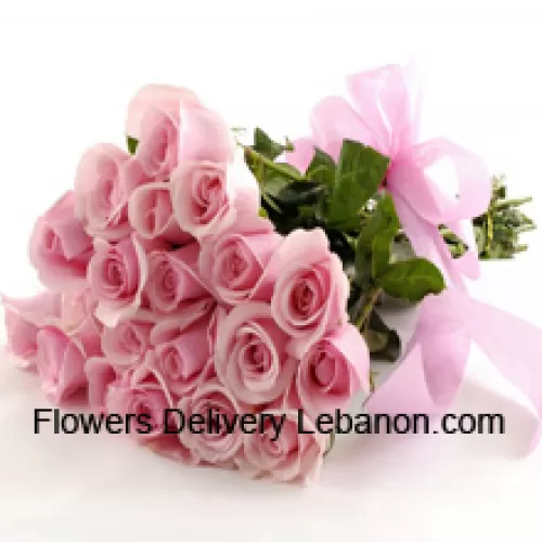 Strauß aus 24 rosa Rosen mit saisonalen Füllern