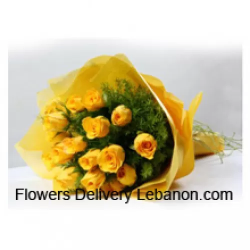 Bouquet de 18 roses jaunes avec des garnitures saisonnières