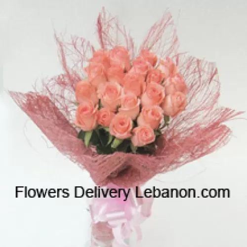 Strauß aus 20 rosa Rosen mit saisonalen Füllstoffen