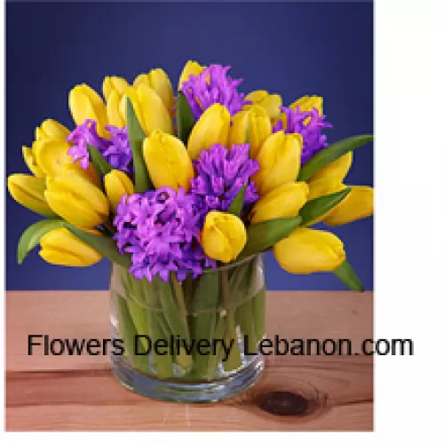 Tulipanes amarillos arreglados hermosamente en un jarrón de cristal - Tenga en cuenta que en caso de no disponibilidad de ciertas flores de temporada, se sustituirán por otras flores de igual valor