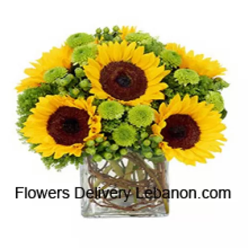 Sonnenblumen mit passenden saisonalen Füllstoffen, schön arrangiert in einer Glasvase