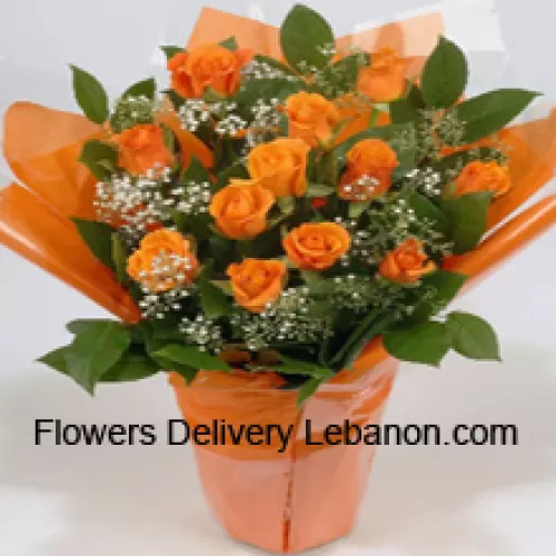 Ein wunderschöner Strauß aus 18 orangefarbenen Rosen mit saisonalen Füllstoffen