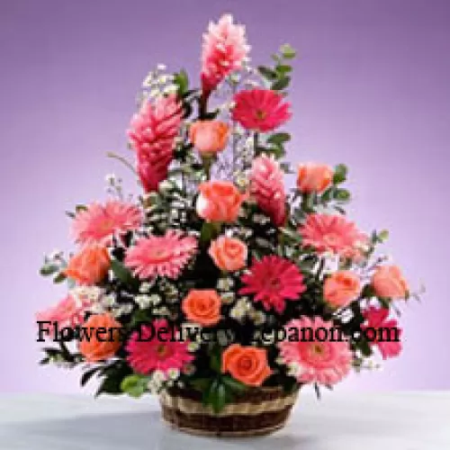 Canasta de flores variadas que incluye gerberas, rosas y rellenos estacionales