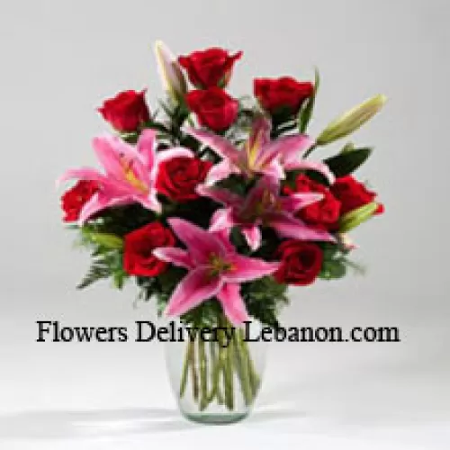 Lys et roses dans un vase comprenant des remplissages saisonniers