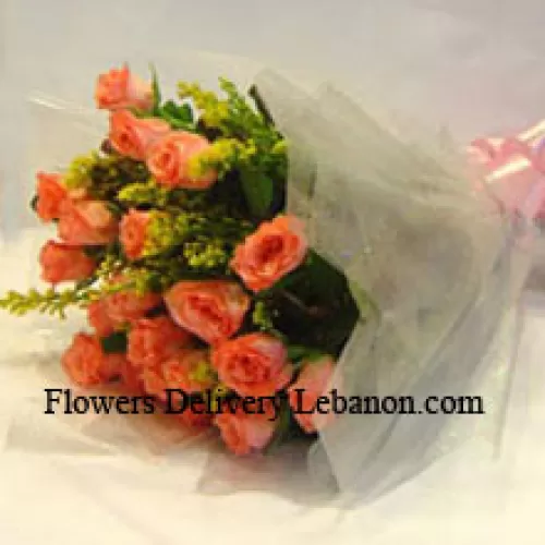 Strauß aus 18 orangefarbenen Rosen mit saisonalen Füllern