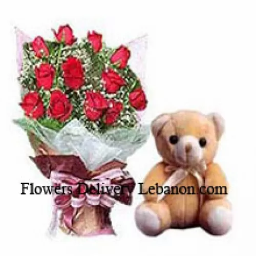 Bouquet aus 12 roten Rosen mit Füllmaterial und einem kleinen niedlichen Teddybär