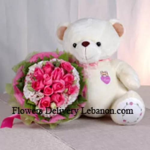 Bündel von 12 pinkfarbenen Rosen und einem mittelgroßen niedlichen Teddybär
