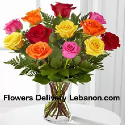 12 Rosas de Colores Variados con Algunos Helechos en un Jarrón