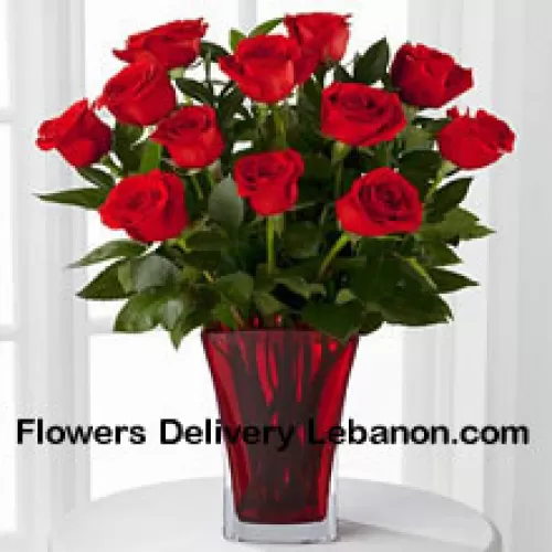12 Rote Rosen mit etwas Farn in einer Vase