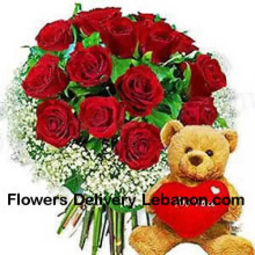 Mazzo di 12 rose rosse con riempitivi stagionali e un carino orsacchiotto marrone di 8 pollici