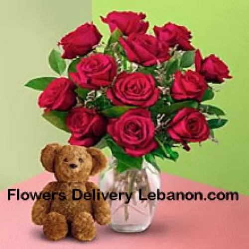 12 rosas rojas con algunos helechos en un jarrón y un lindo osito de peluche marrón de 8 pulgadas